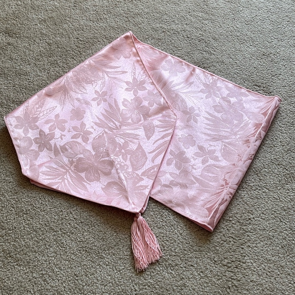 Vintage Light Pink Damask Floral Table Runner